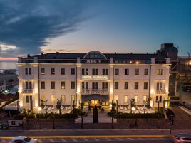 Fachada da propriedade à noite
