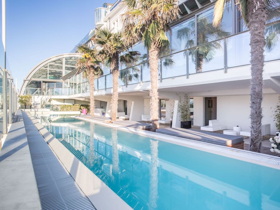 Outdoor pool, sun loungers