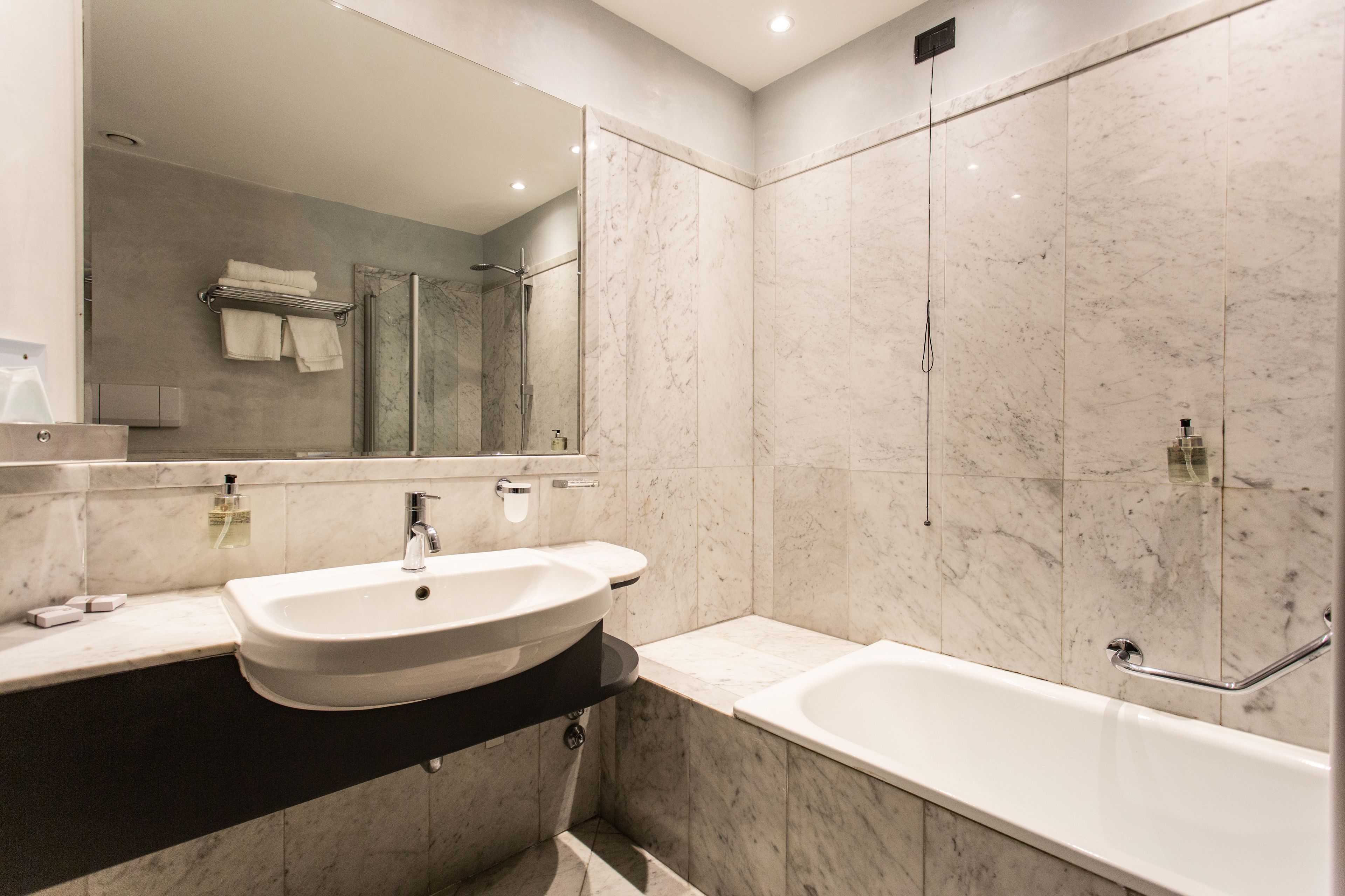 junior suite, sea view | bathroom | hair dryer, bidet, towels