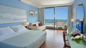 Een minibar, een kluis op de kamer, gratis wifi, beddengoed