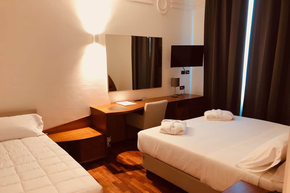 Driepersoonskamer | Een minibar, een kluis op de kamer, gratis wifi, beddengoed
