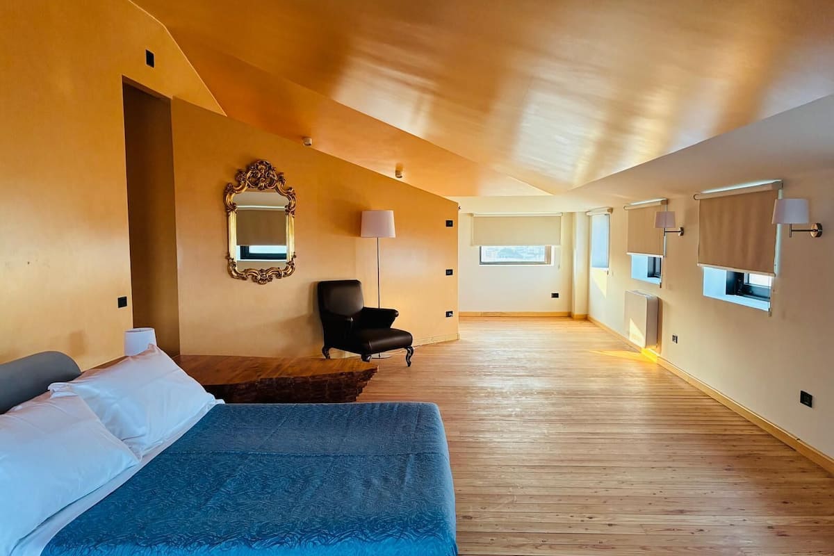 Minibar, safe på rommet, wi-fi (inkludert) og sengetøy