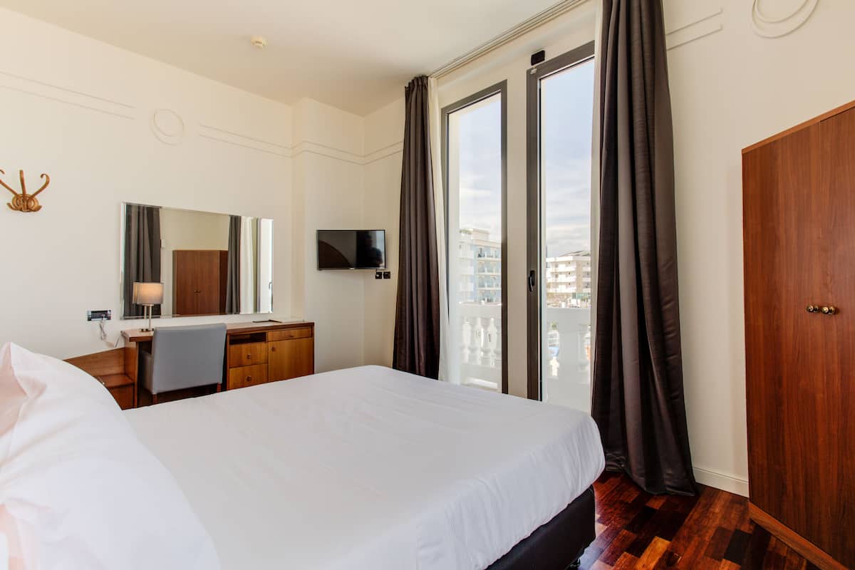 Een minibar, een kluis op de kamer, gratis wifi, beddengoed