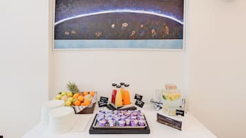Ein reichhaltiges Buffet mit Früchten, Säften und Joghurts.