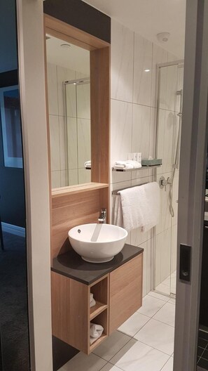 Shower, free toiletries, hair dryer, towels - Quest East Melbourne (East Melbourne)