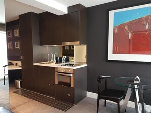 Frigorífico, microondas, placa de cocina y cafetera o tetera