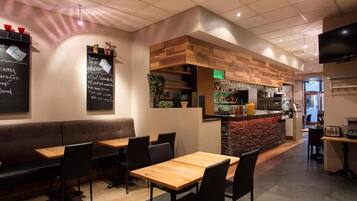 Minibar, caja de seguridad en la habitación y cortinas blackout