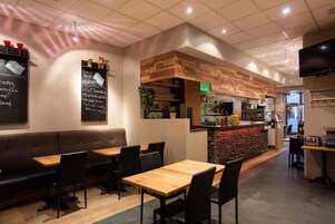 Minibar, caja de seguridad en la habitación y cortinas blackout 