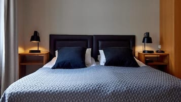 Studio | 1 bedroom, minibar, in-room safe, blackout drapes