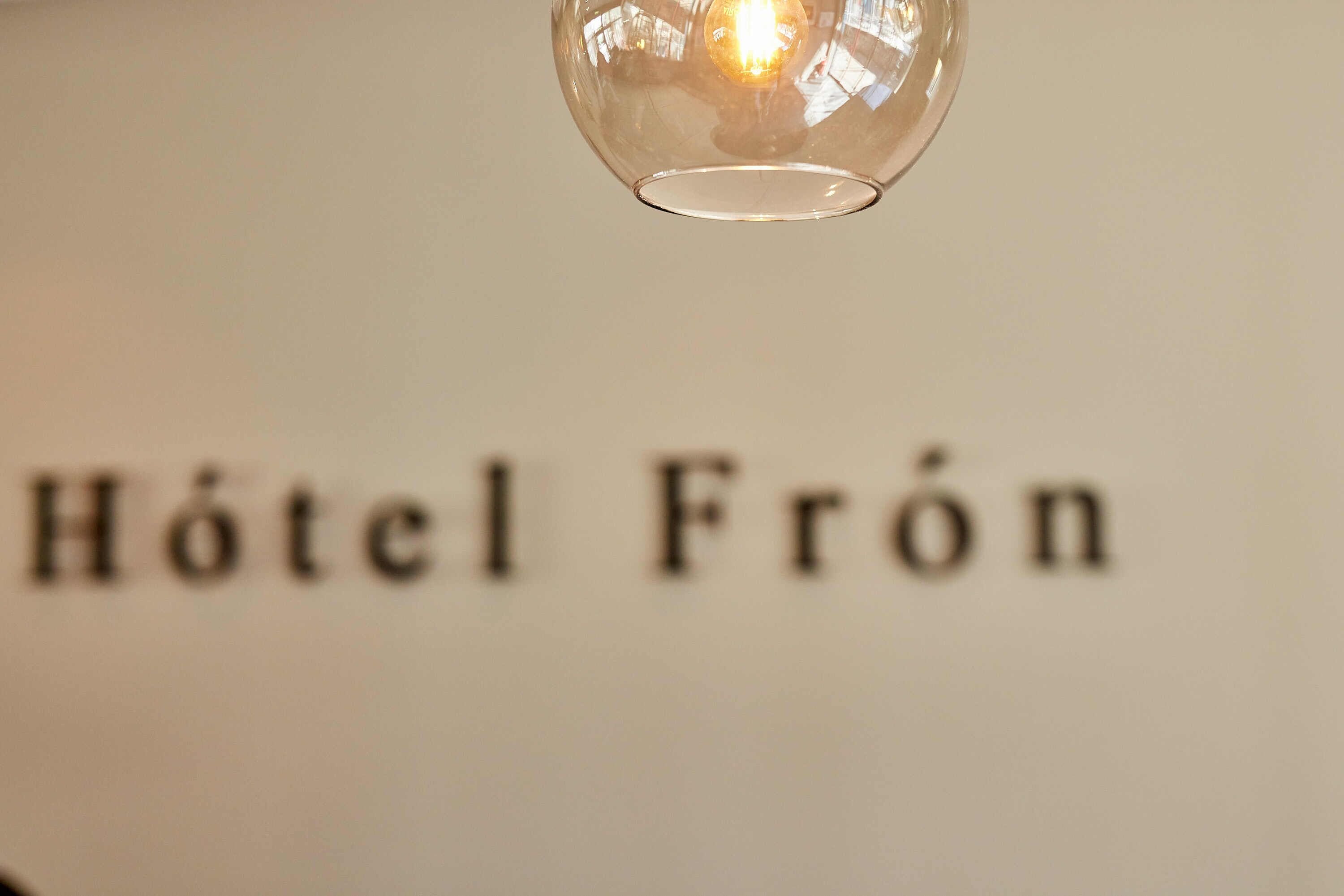 Une enseigne portant l’inscription « Hôtel Fron ».