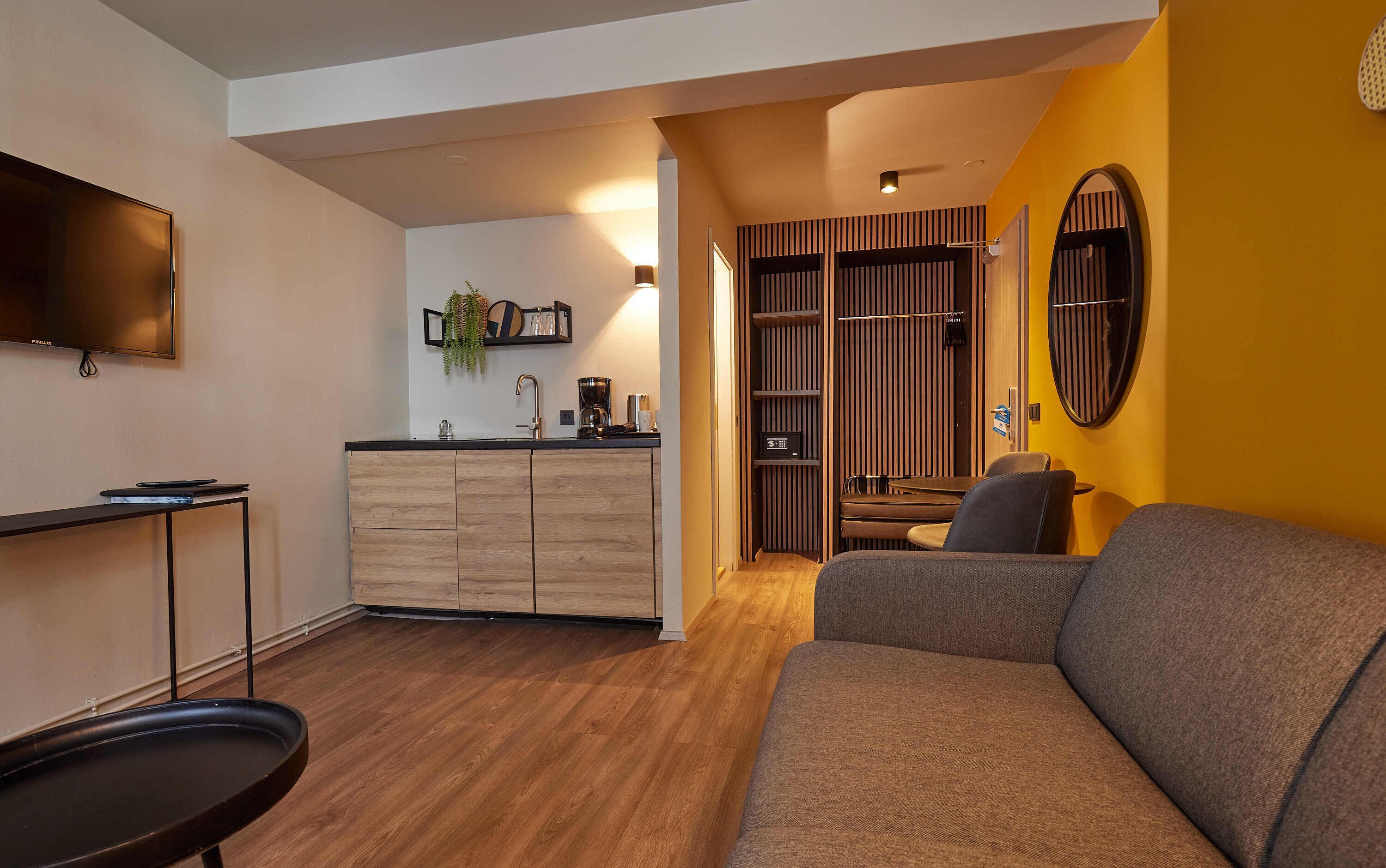 deluxe studio | living area | 32-cm tv with digital channels