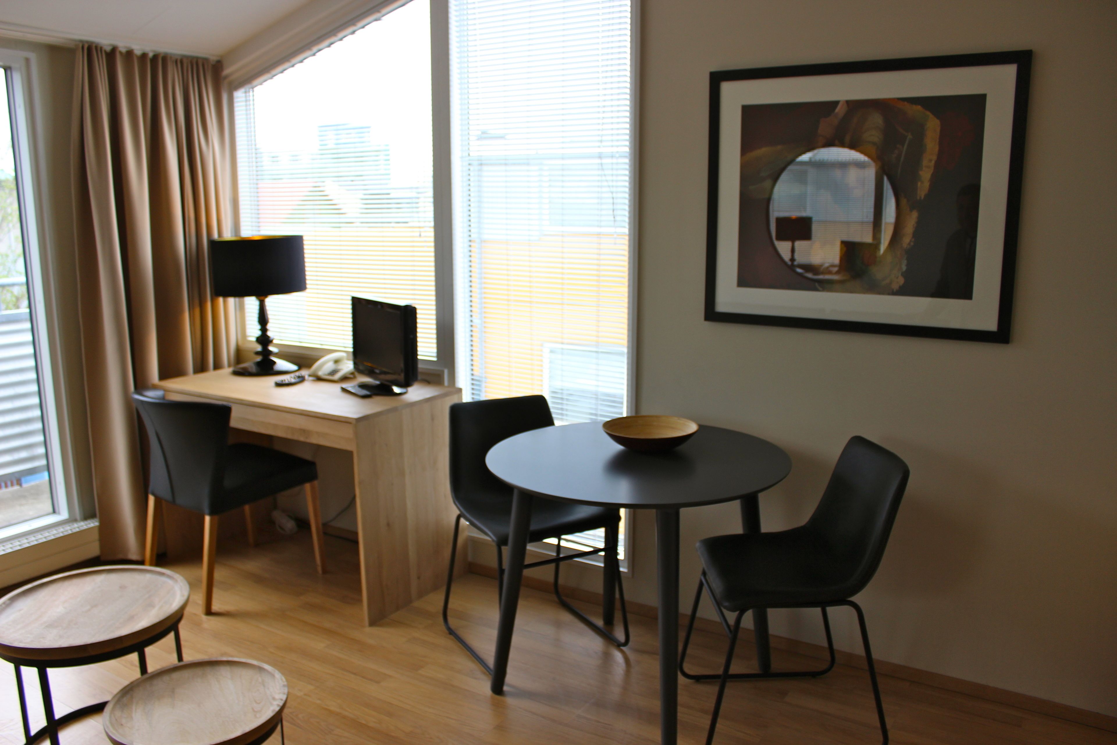 deluxe studio | living area | 32-cm tv with digital channels