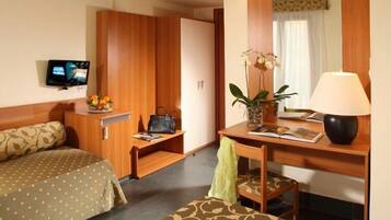 Habitación triple | Caja fuerte, escritorio, sistema de insonorización y ropa de cama