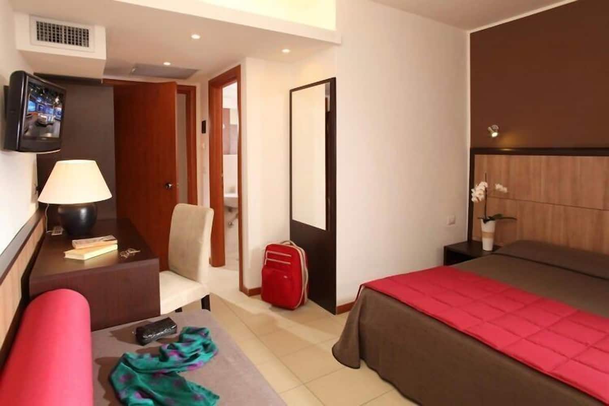Superior Double Room | In-room safe, desk, soundproofing, bed sheets