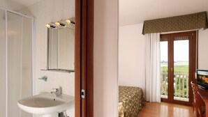 A bedroom with a bed, a TV, and a balcony with a view of the outdoors. - Ciampino Hotel (Ciampino)