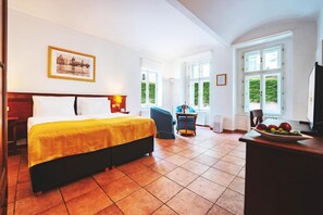 Frigobar, cofres nos quartos, individualmente mobiliados, escrivaninha