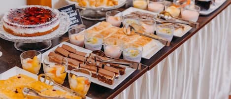 Bữa sáng buffet hàng ngày (300 CZK/mỗi người)
