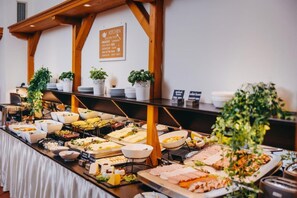 Café da manhã com buffet todos os dias (CZK 300 por pessoa) 