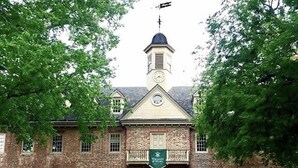 Un bâtiment historique doté d’une tour centrale, d’une horloge et d’une enseigne portant l’inscription « William & Mary ».