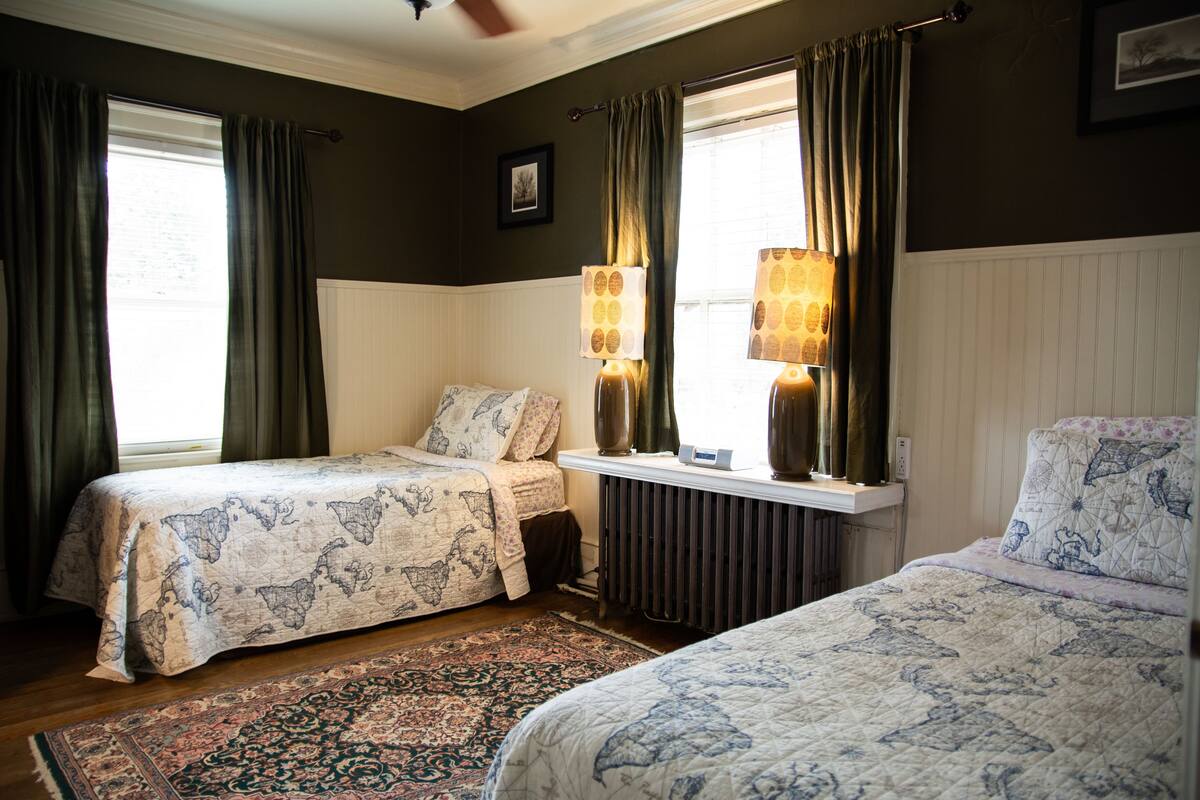 James Geddy Suite | Premium bedding, iron/ironing board (on request), WiFi (free)