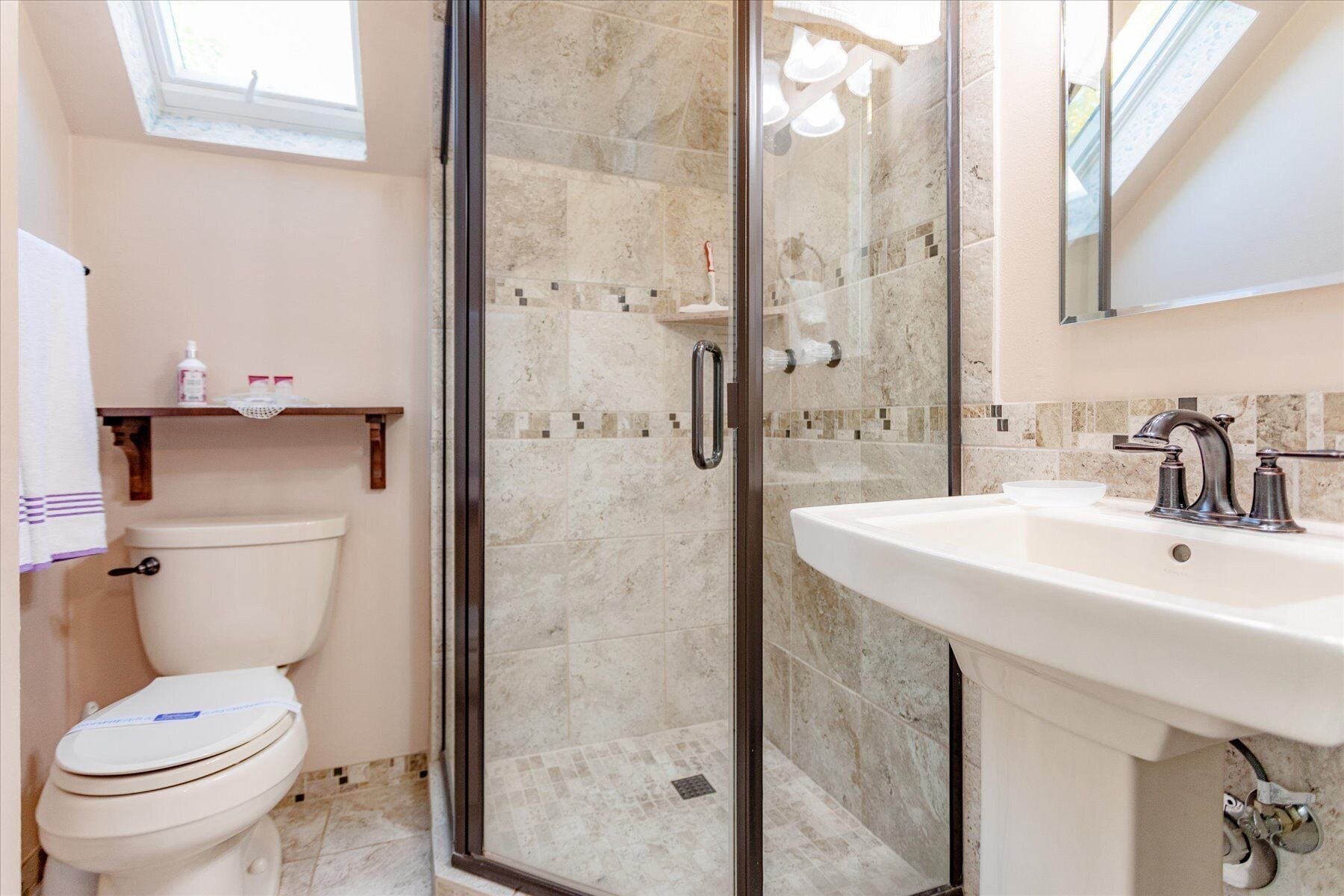 Lavender Room | Baño | Ducha, artículos de higiene personal gratuitos y secador de pelo