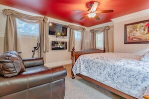 Egyptian cotton sheets, premium bedding, Tempur-Pedic beds - The Silk Pincushion - Easy access to downhill skiing (Golden)