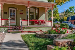 Front of property - The Silk Pincushion - Easy access to downhill skiing (Golden)