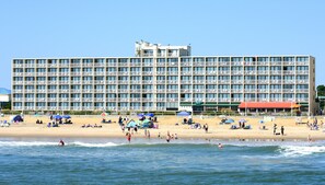 Un grand hôtel doté de nombreux balcons et situé en bord de plage.