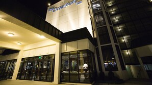 A modern building with a sign reading "Oceanfront Inn". - Oceanfront Inn (Virginia Beach)