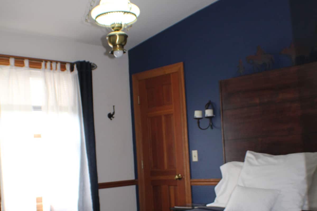 Kamer, 1 queensize bed, privébadkamer | Individueel gedecoreerd, individueel gemeubileerd, een bureau