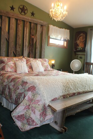 Phòng, không hút thuốc, phòng tắm riêng (Wild Rose Room) | Trang trí khác biệt, trang bị nội thất với thiết kế riêng biệt, bàn