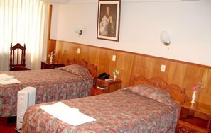 Chambre Triple, salle de bains attenante