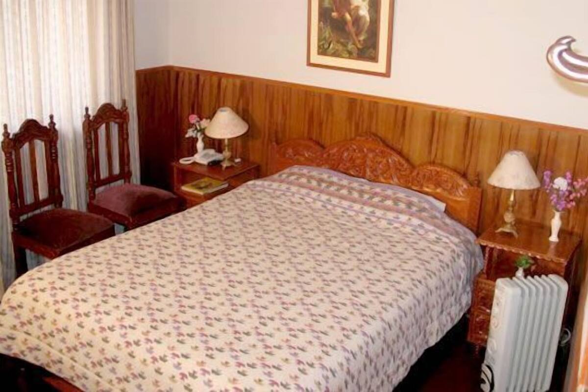 Chambre Simple, 1 grand lit, salle de bains attenante
