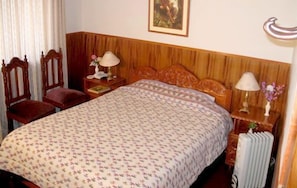 Chambre Simple, 1 grand lit, salle de bains attenante