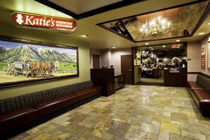 Hi ha 2 restaurants amb plats de cuina americana 