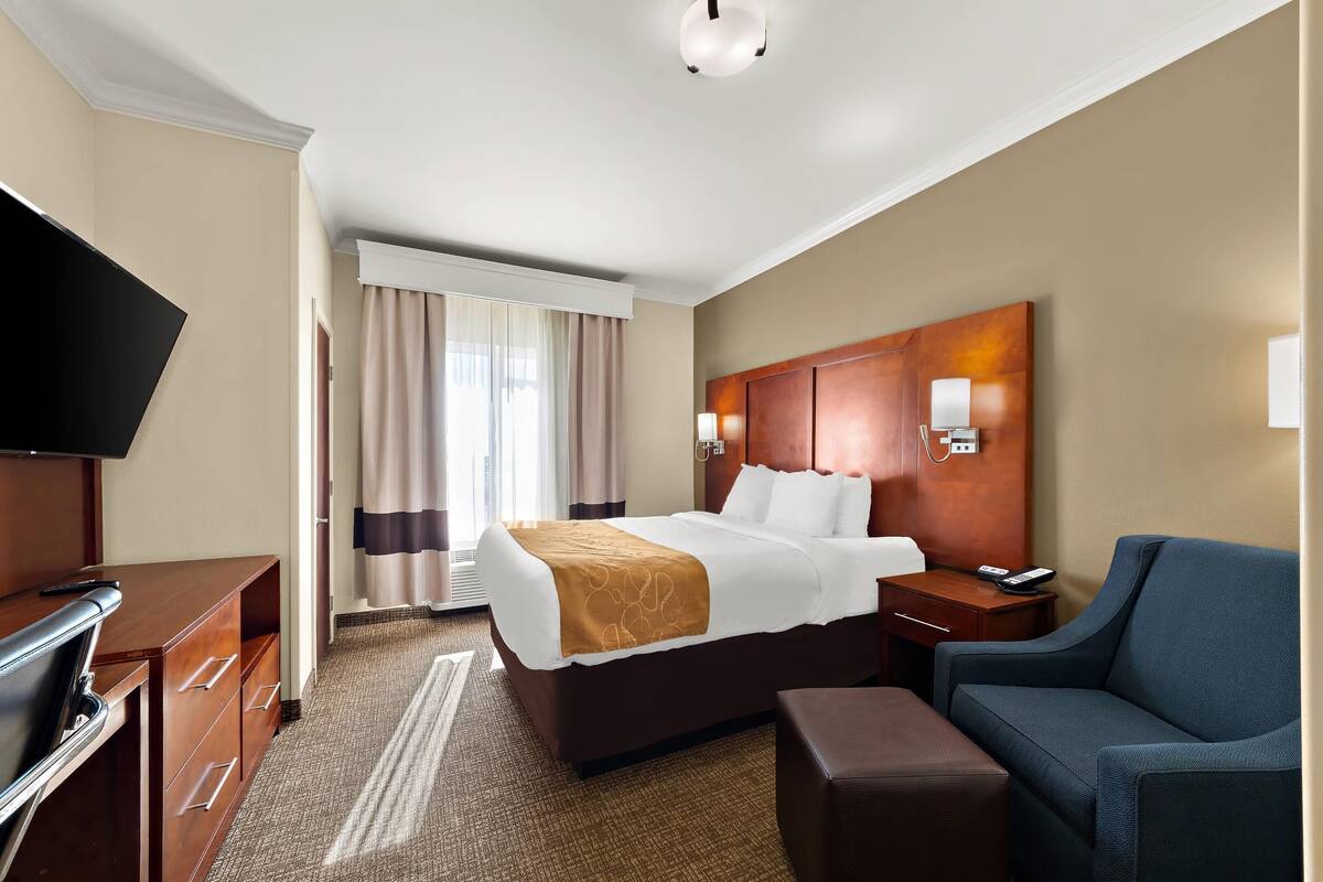 Suite, 1 Queen Bed, Non Smoking | Desk, iron/ironing board, WiFi (free), bed sheets