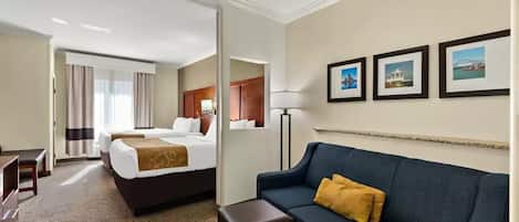 Escritorio, tabla de planchar con plancha, wifi gratis y ropa de cama