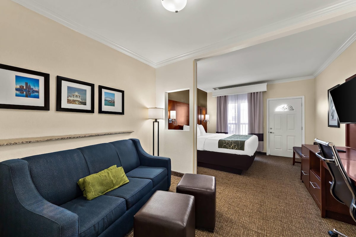 Suite, 1 King bed, Non Smoking with Balcony | Desk, iron/ironing board, free WiFi, bed sheets