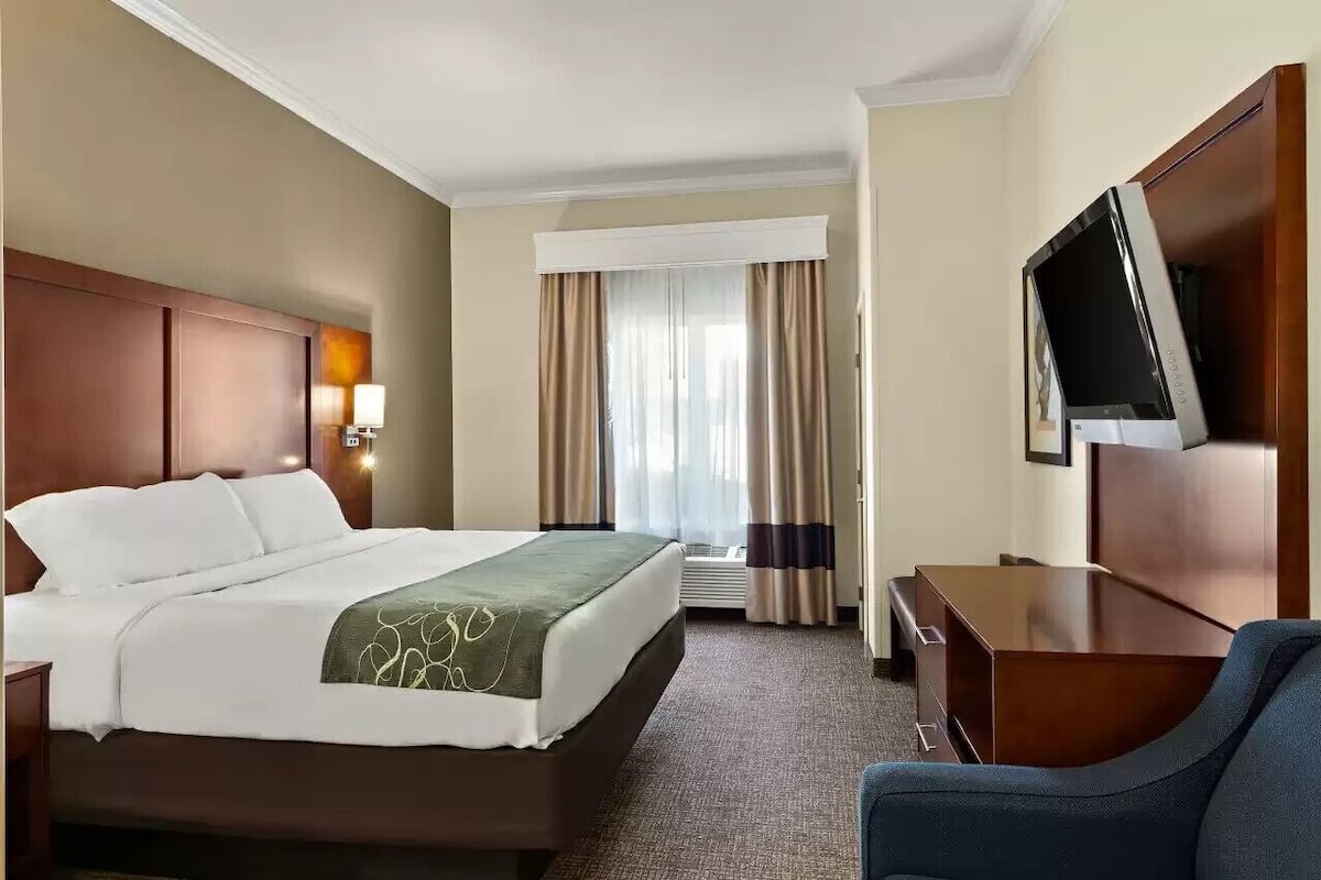 Suite, 1 King bed, Non Smoking with Balcony | Een bureau, een strijkplank/strijkijzer, gratis wifi, beddengoed