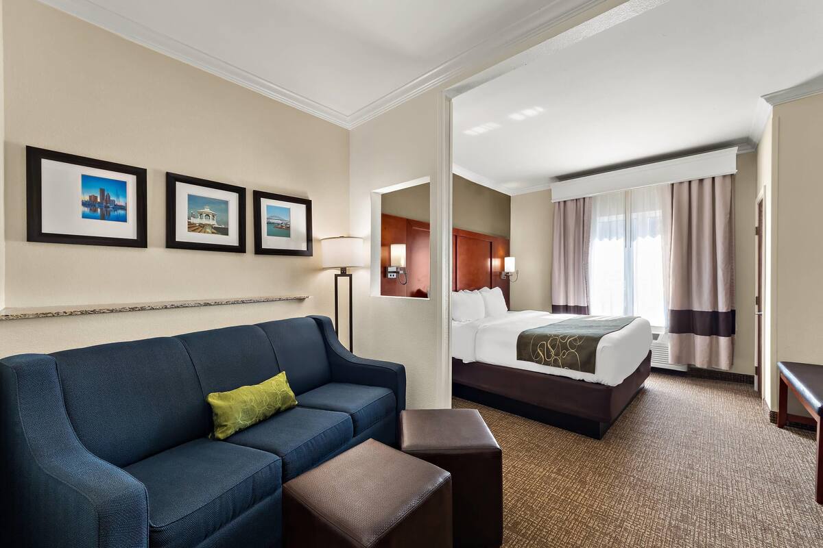 Suite, Non Smoking | Desk, iron/ironing board, WiFi (free), bed sheets