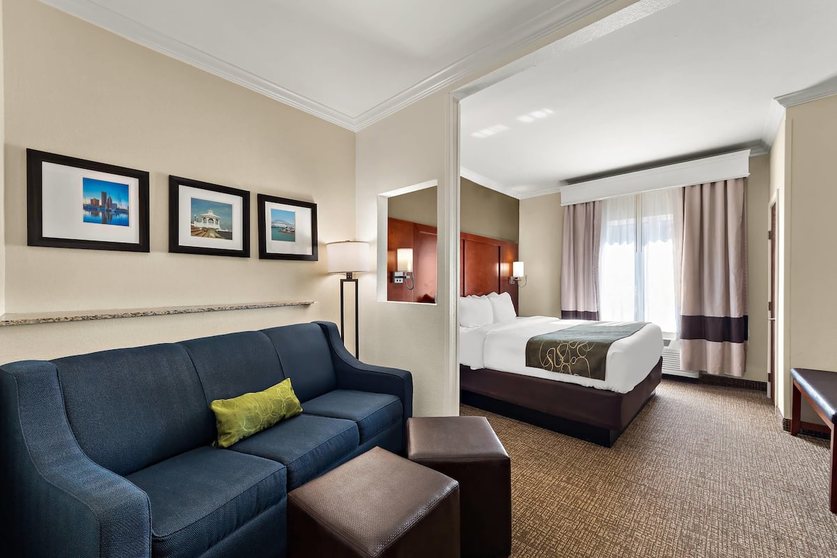 Suite, Non Smoking | Desk, iron/ironing board, free WiFi, bed sheets