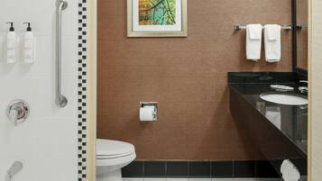 Een bad/douchecombinatie, gratis toiletartikelen, een haardroger