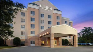 A Fairfield by Marriott hotel with a modern facade, multiple floors, and a covered entrance area. - Fairfield Inn & Suites by Marriott Carlisle (Carlisle)