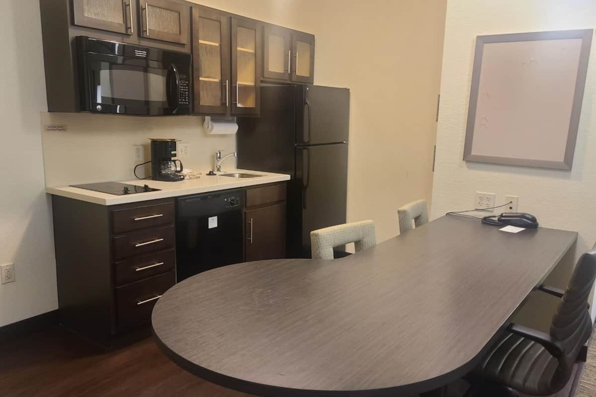 1 bedroom, desk, laptop workspace, soundproofing