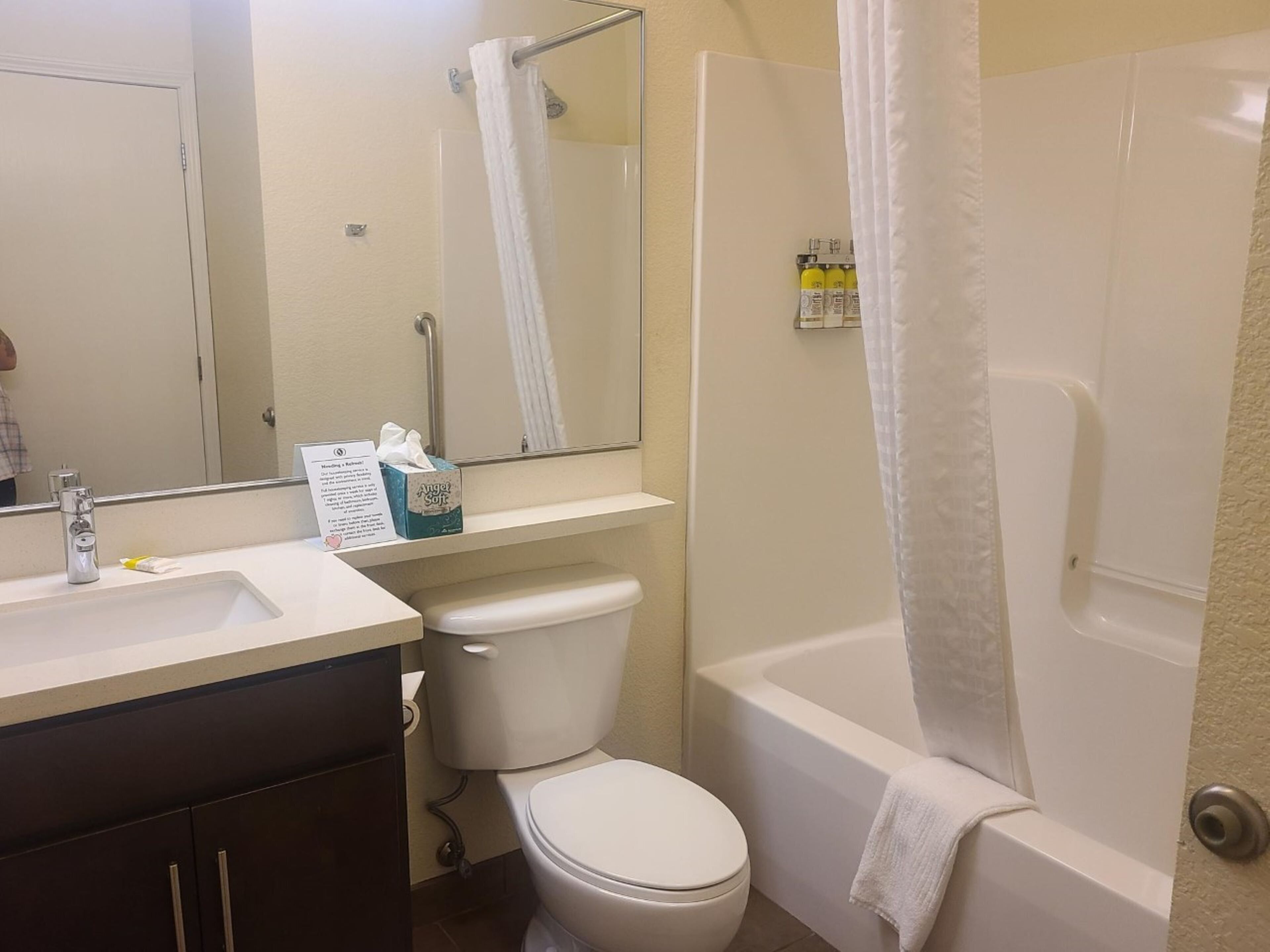 Un baño con inodoro, lavabo y bañera.