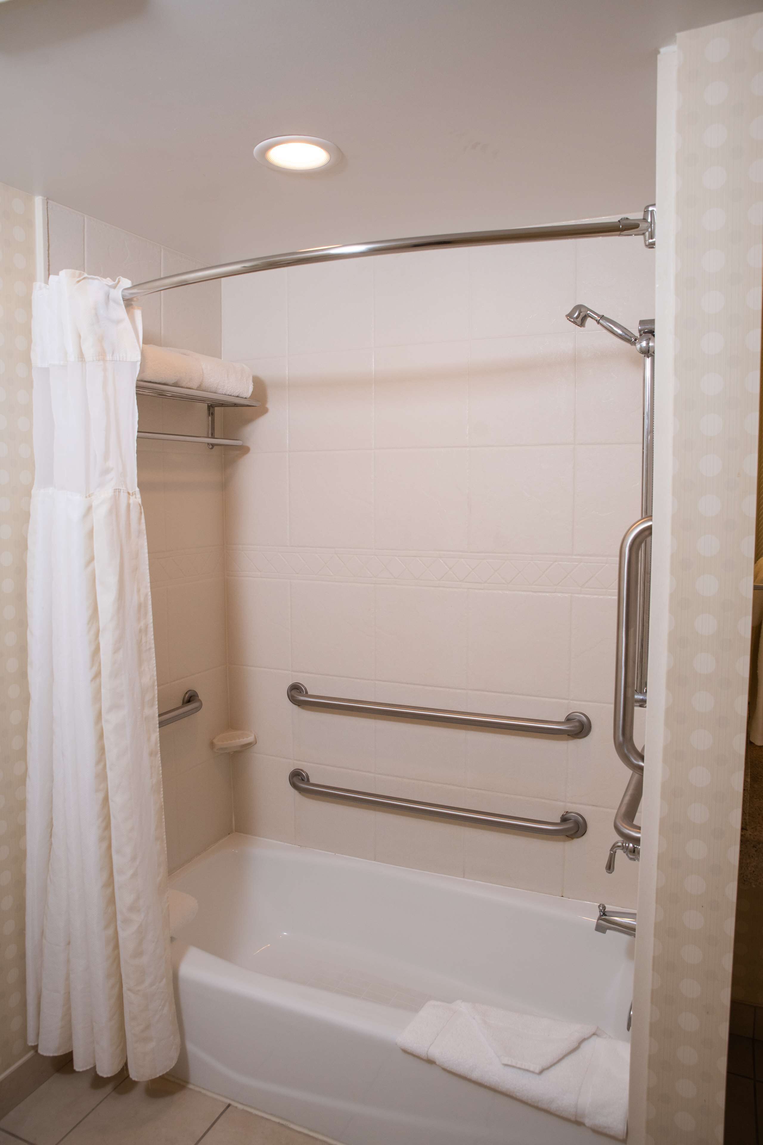 access two queens evolution | bathroom | combined shower/bathtub, free toiletries, hair dryer, towels