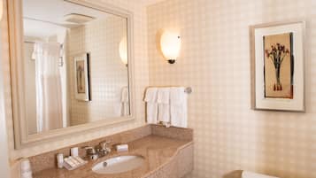 Two queen beds evolution room | Bathroom | Combined shower/tub, free toiletries, hair dryer, towels