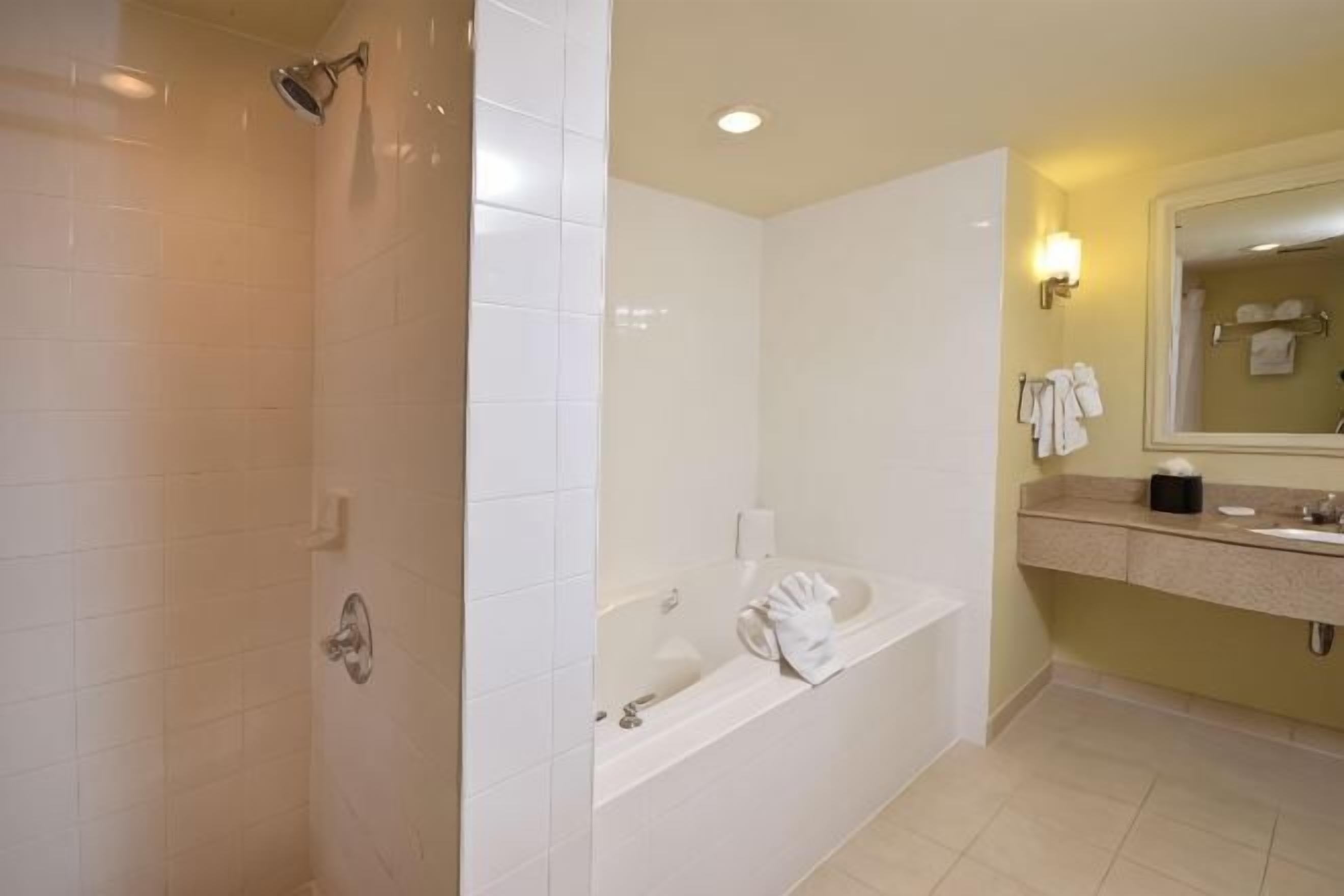 ห้องน้ำ | ของใช้ในห้องน้ำฟรี, ไดร์เป่าผม, เสื้อคลุมอาบน้ำ, ผ้าเช็ดตัว