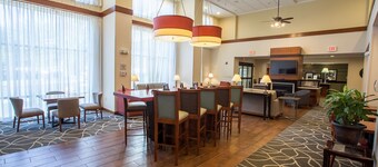 햄프턴 인 & 스위트 틸턴