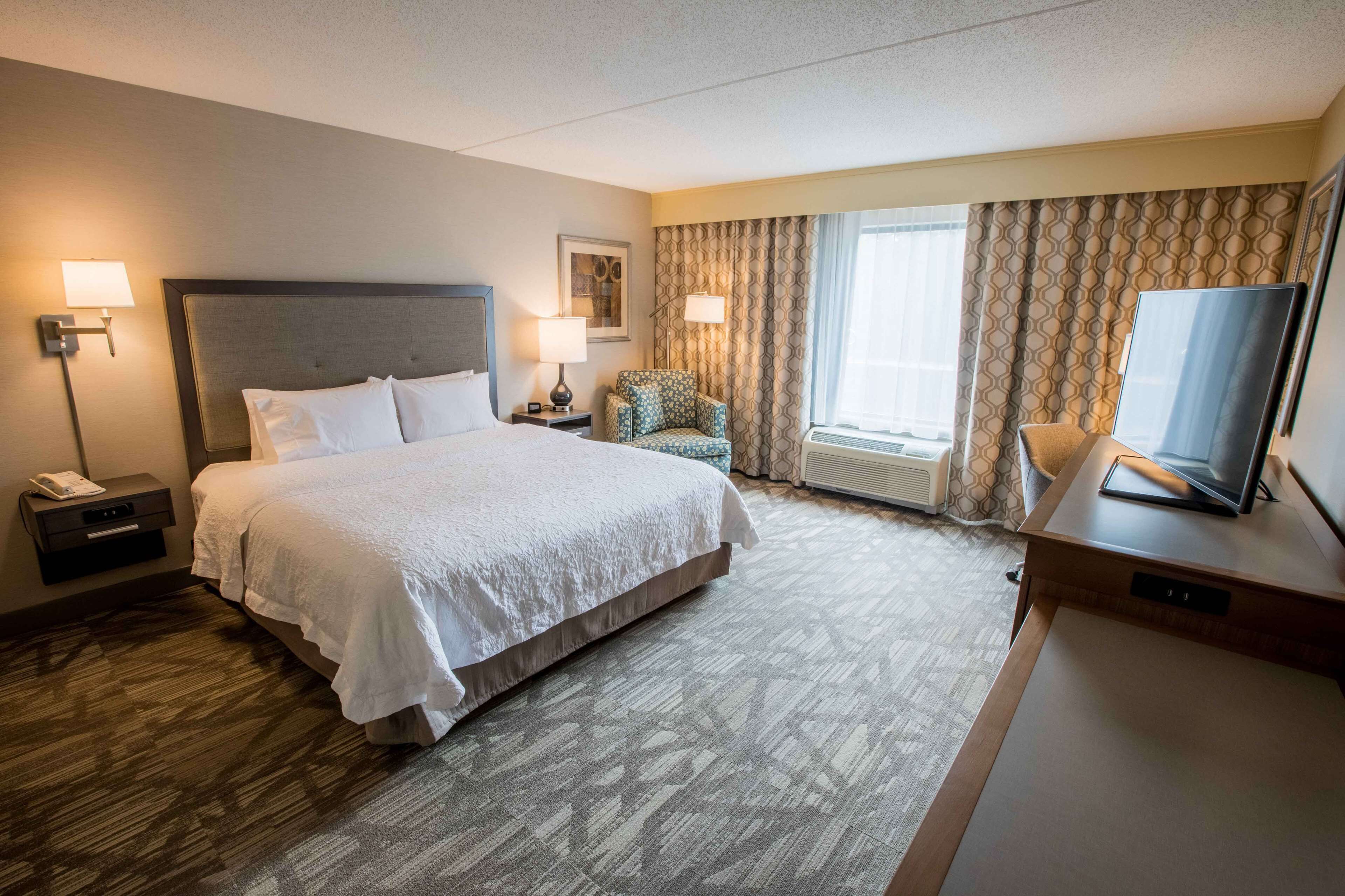 Room, 1 King Bed, Accessible | Premium bedding, down comforters, pillowtop beds, desk
